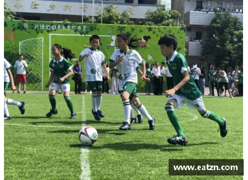 168体育官网现场观众见证足球比赛的激烈竞争 - 副本